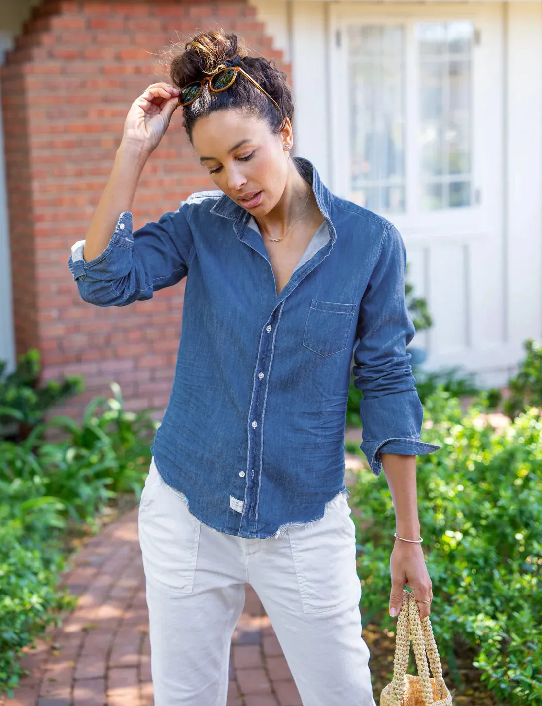 FRANK AND EILEEN - BARRY TAILORED BUTTON UP IN FAMOUSE DENIM VINTAGE STONEWASHED INDIGO